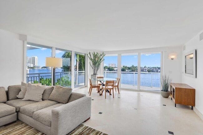 Building Photo - 511 Bayshore Dr