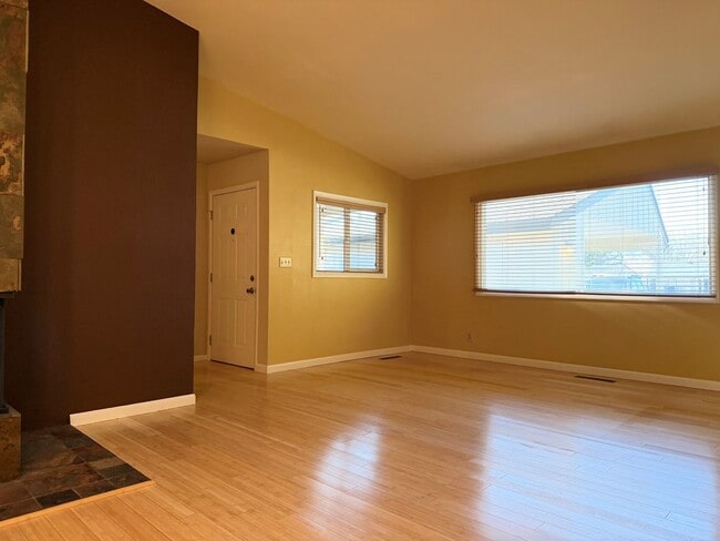 Building Photo - Short term 6 month rental available. 2 bedroom, 2 bath home in Boise!