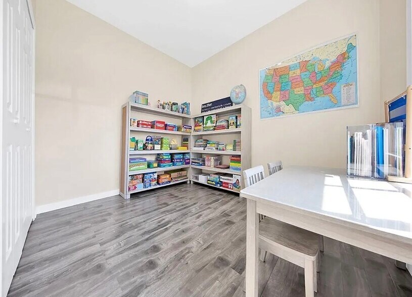 Building Photo - 131 E Ave 45