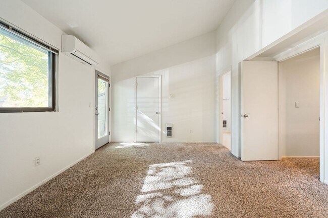 Building Photo - 2 bedroom Condo