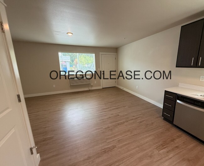 Building Photo - Newer 2-Bedroom Apartment