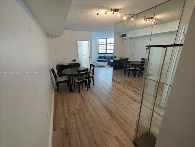 Building Photo - 905 Brickell Bay Dr