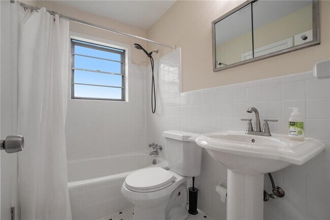 Building Photo - 1225 Laurel Hill Dr