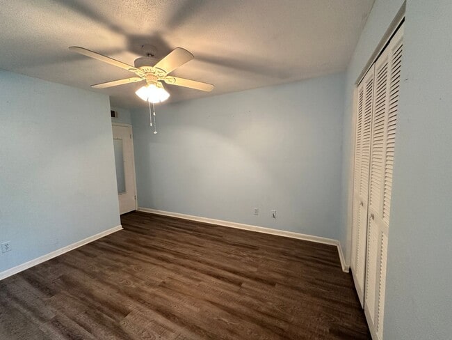 Building Photo - Woodhaven 1st Floor end unit