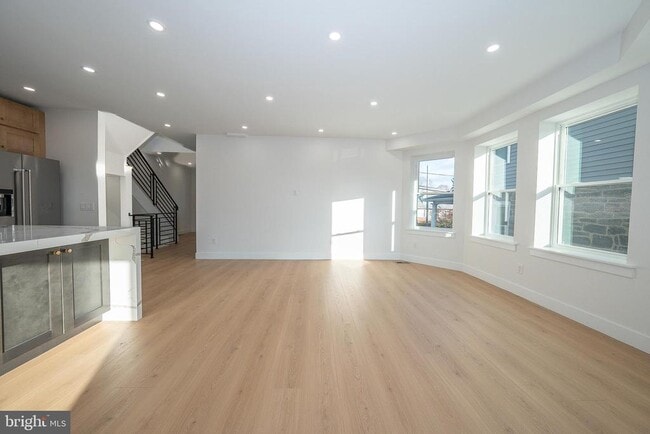 Building Photo - 314 N Essex Ave