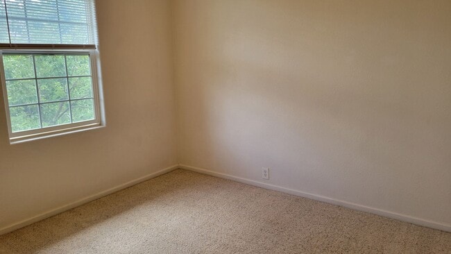 Building Photo - Single Family 3 Bed, 2.5 Bath Home - Avail...