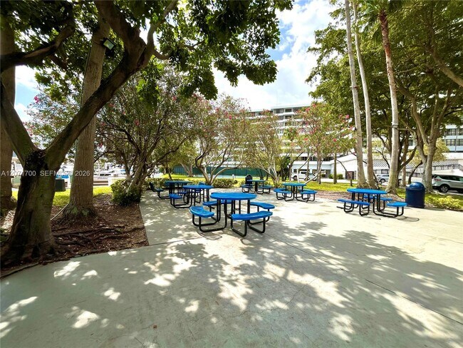 Building Photo - 2500 Parkview Dr