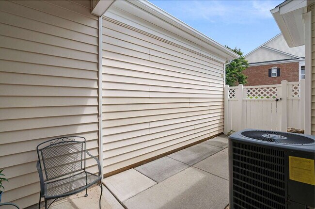 Building Photo - Charming 3-Bed/3.5 Bath Townhouse with 211...
