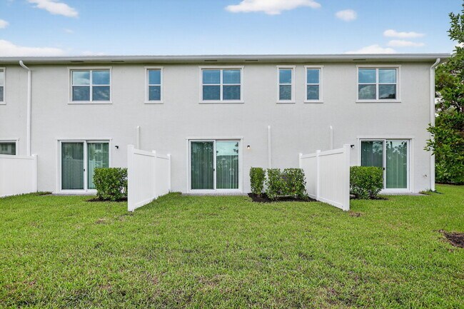 Building Photo - 303 SE Crossoak Ln