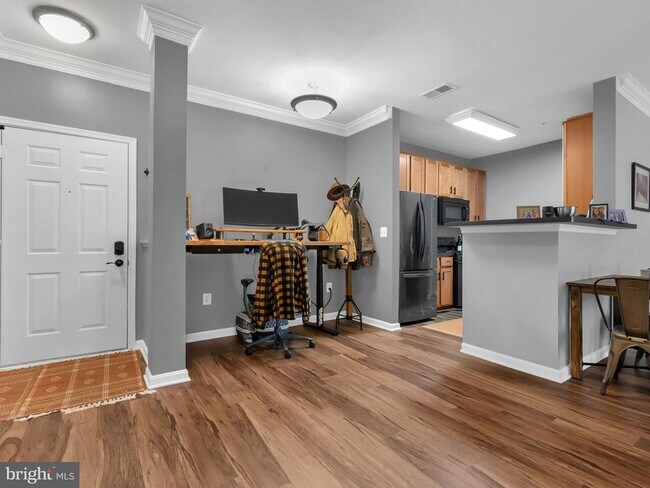 Building Photo - 4852 Eisenhower Ave