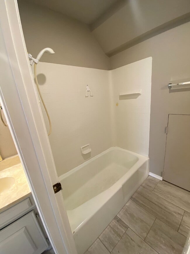 Building Photo - Newly Updated 2 Story Duplex