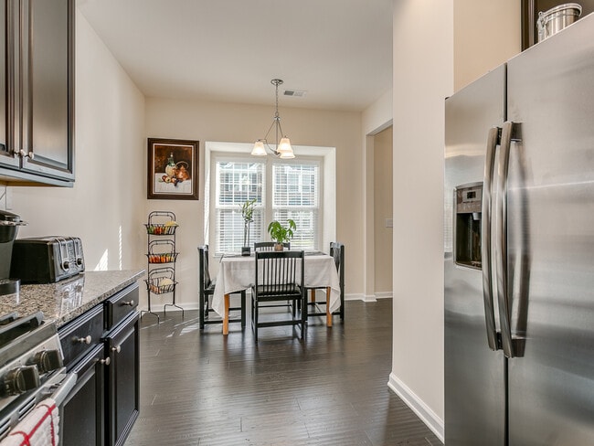 Building Photo - Lovely 3 Bedroom 2.5 Bath Townhouse, Easy ...
