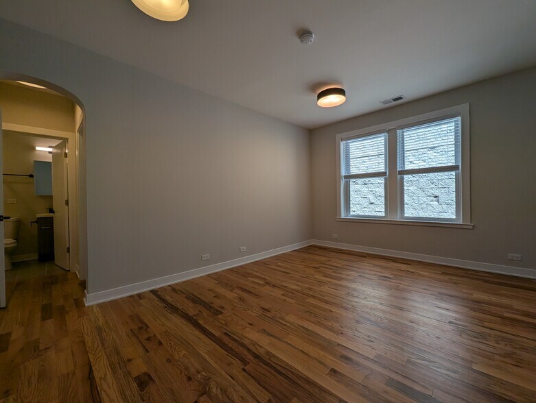 Building Photo - 650 W Wrightwood Ave