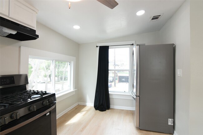 Building Photo - 615 Pacific St