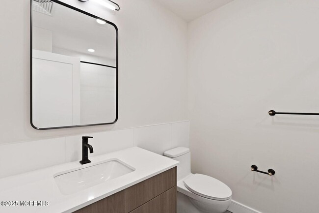 Building Photo - 139 Christopher Columbus Dr