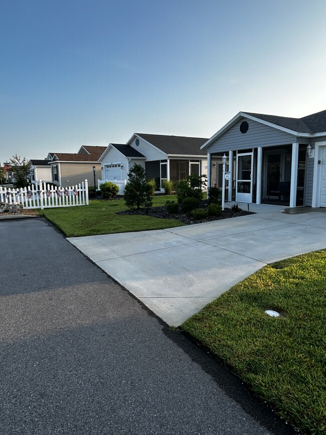 Privacy fence .. no traffic - 4823 Angela Ave