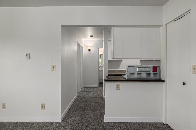 Building Photo - Freshly updated Two bed one bath for rent