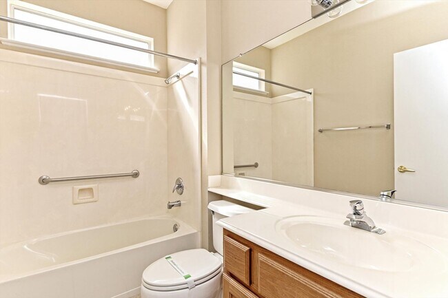 Building Photo - 117 Larkspur Ln