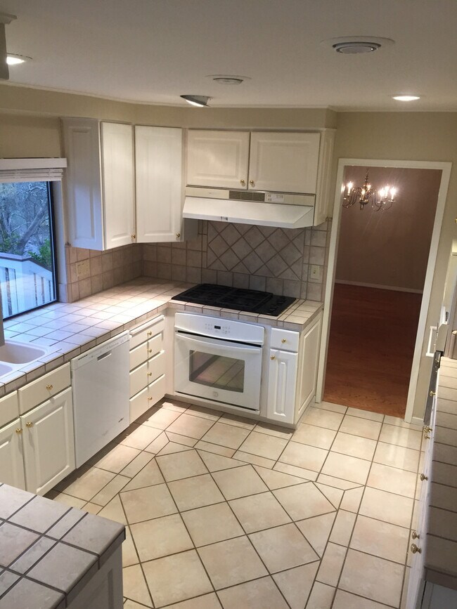 Building Photo - 110 Rock Ravine Ct