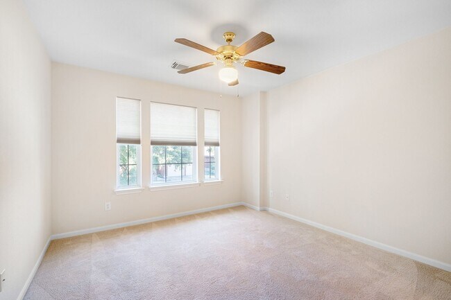 Building Photo - 1726 Rosenborough Ln S
