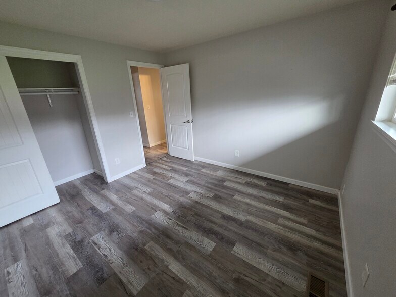 Building Photo - 10905 Vickery Ave E