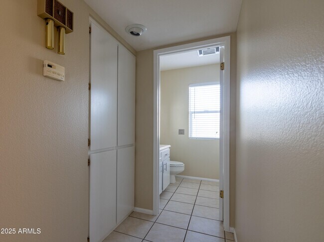 Building Photo - 10005 W Oak Ridge Dr
