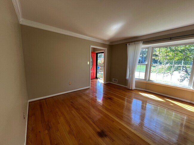 Building Photo - Charming Alexandria Home with Spacious Yard & Prime Location