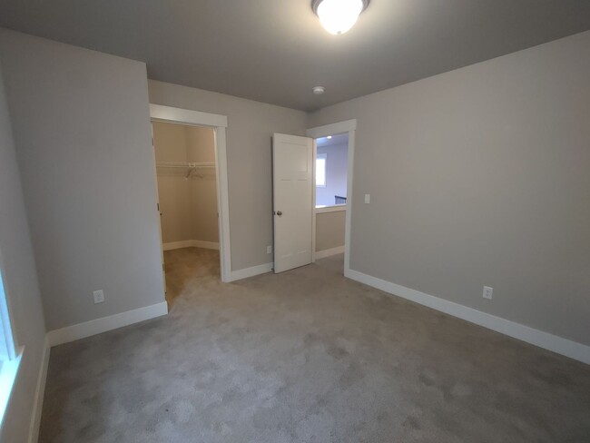 Building Photo - Spacious 3 bedroom 2.5 bath w/ an office a...