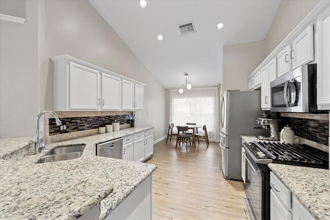 Building Photo - 6620 Colonial Lake Dr