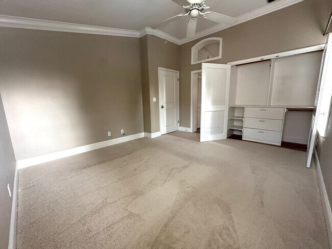 Building Photo - Gorgeous 3 Bed, 2.5 on Corner Lot