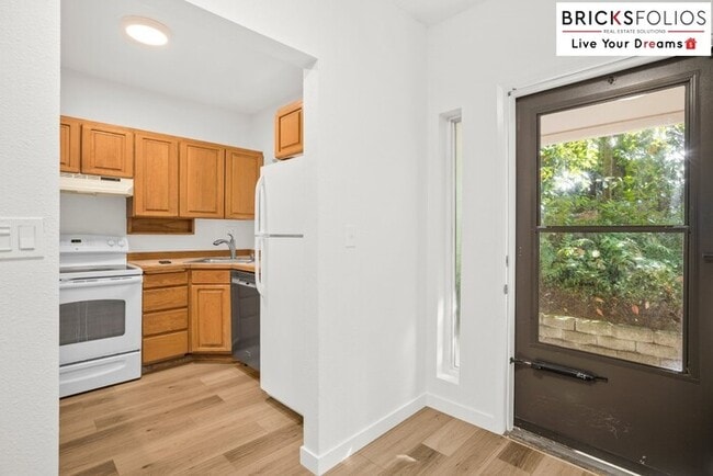 Building Photo - Live Steps from Microsoft | Stylish 2BR Condo with Fireplace & Parking
