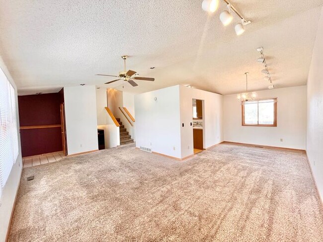 Building Photo - Spacious 4 Bed 3 Bath Home with 2-Car Atta...