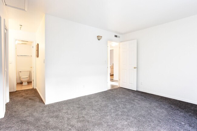 Building Photo - 2 Bedroom Fireside Condo- Minutes away from Park City Mountain