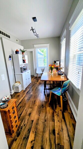 Dining area - 806 Main St