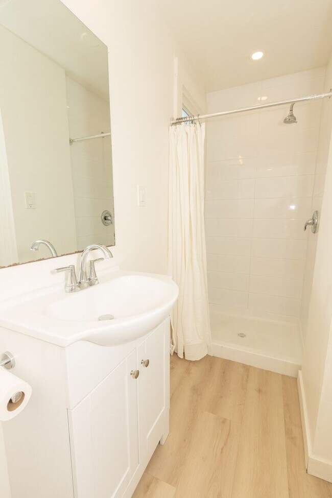 Building Photo - Charming 1-Bed/1-Bath Unit One Block from the Heart of Barrio Logan! $1000 DEPOSIT!