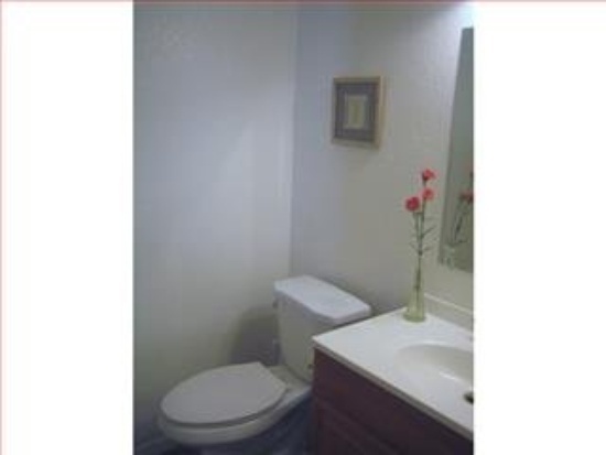 Building Photo - 3 BRs 2.5 Baths Lovely Townhouse in Desira...