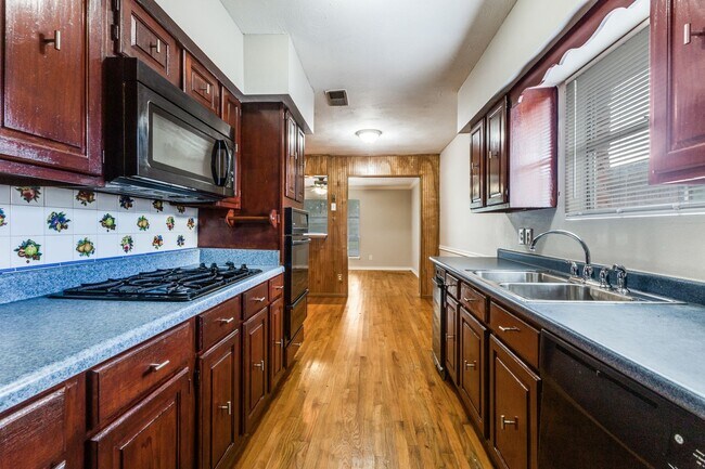 Building Photo - 10107 Muskogee Dr