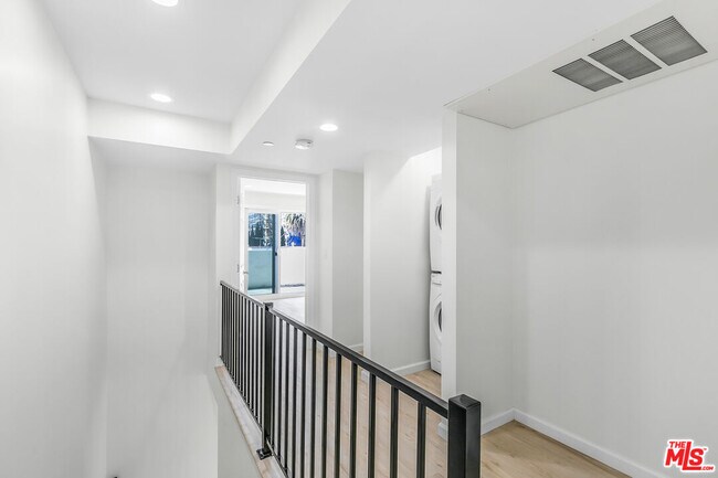 Building Photo - 1409 N Hobart Blvd