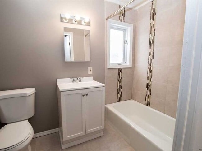 Building Photo - 3 Bedroom Single Family Home in Gloversville