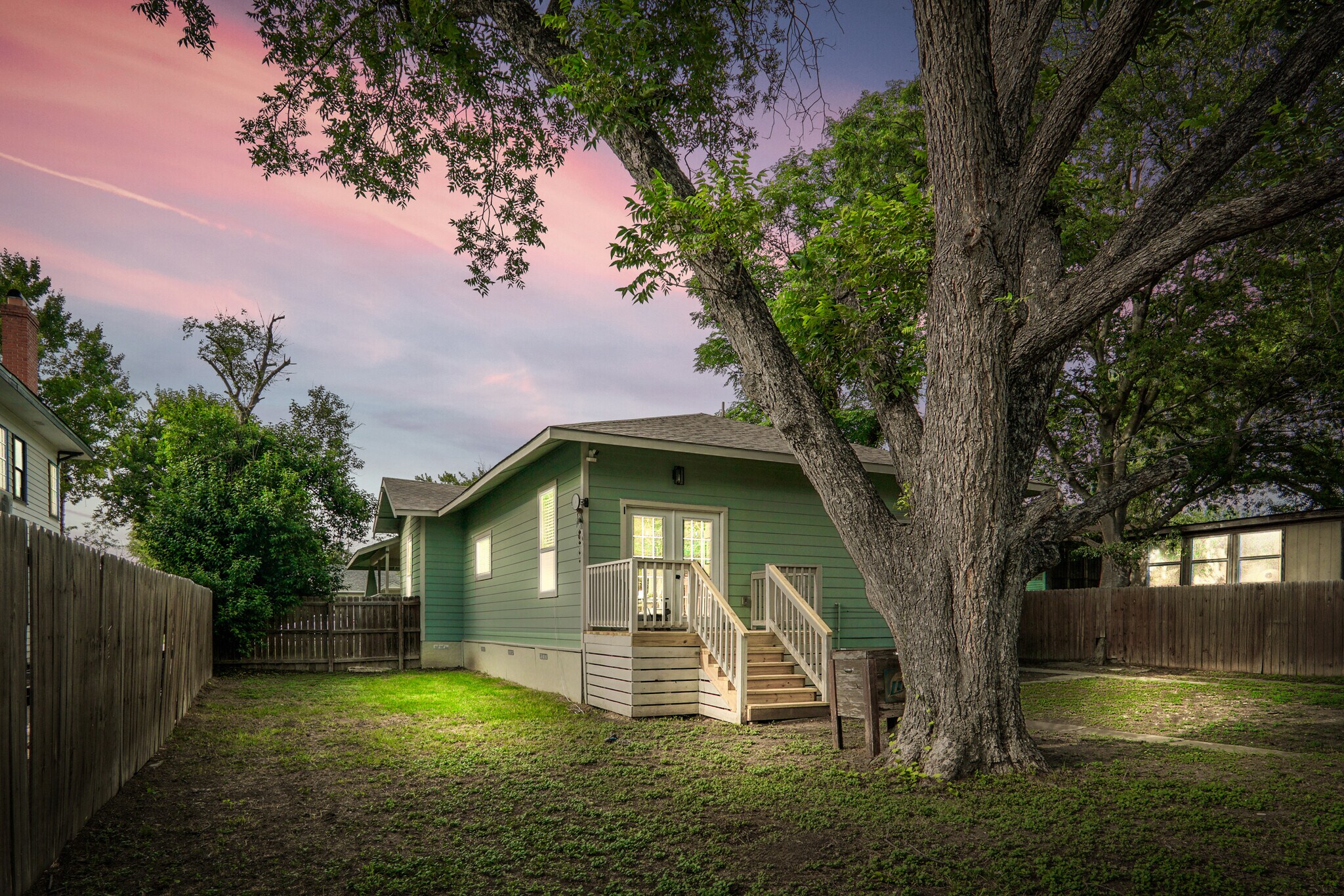 Building Photo - 1038 W Mistletoe Ave