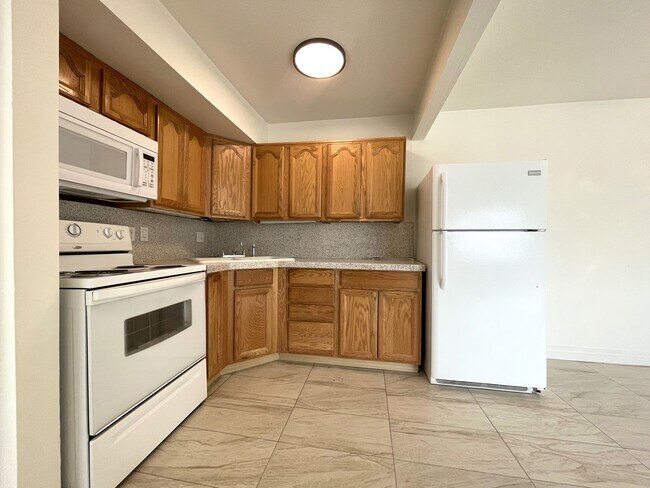 Building Photo - AVAILABLE NOW!  Lovely 1 Bed 1 Bath Apartm...