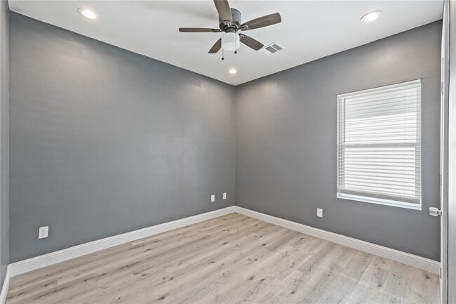 Building Photo - 2116 Bidwell Dr