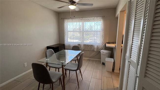 Building Photo - 941 Crystal Lake Dr