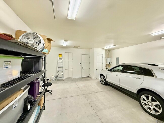 Building Photo - 1330 W Ridgeview Dr