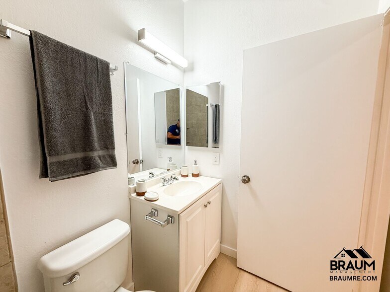 Building Photo - 11459 Collins St