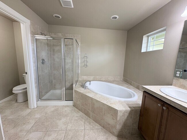 Building Photo - Vibrant 3 Bedroom in Coveted Snoqualmie Ridge!