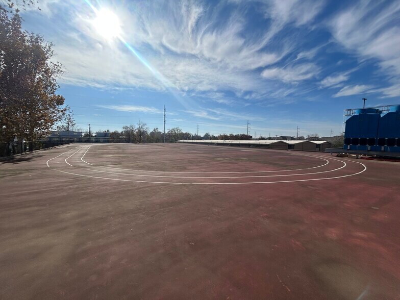 Building Photo - 410 W 7th St