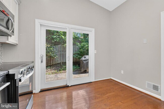 Building Photo - 6 Youngs Farm Ct