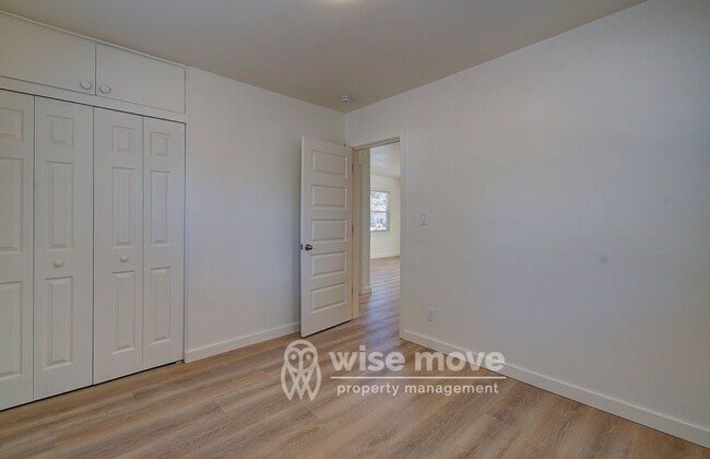 Building Photo - 2 Bedroom Home with Garage- Corner Lot!