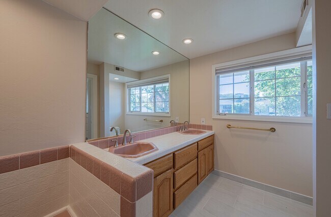 Building Photo - 509 Manor Dr